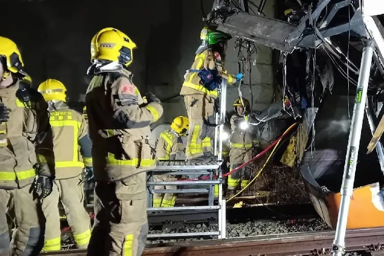 Un mort i 40 ferits en el descarrilament d'un tren de Rodalies entre Gelida i Sant Sadurní
