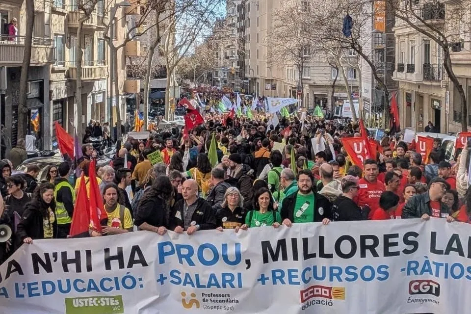 Mobilització històrica: més de 100.000 docents al carrer a tot Catalunya