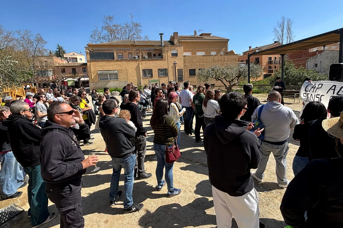 Un centenar de persones es concentren a Sant Pau d'Ordal contra les amenaces feixistes