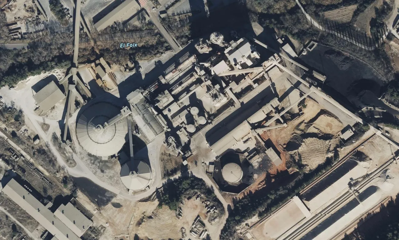 Setze ajuntaments del Penedès rebutgen l'ampliació de la crema de residus a la cimentera dels Monjos