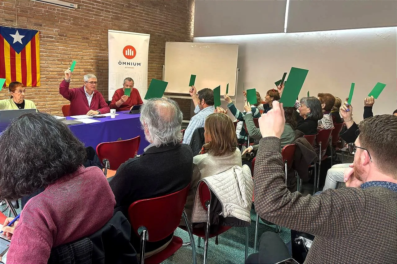 Òmnium Alt Penedès renova la junta amb perfils joves i posa el català al centre del 2026