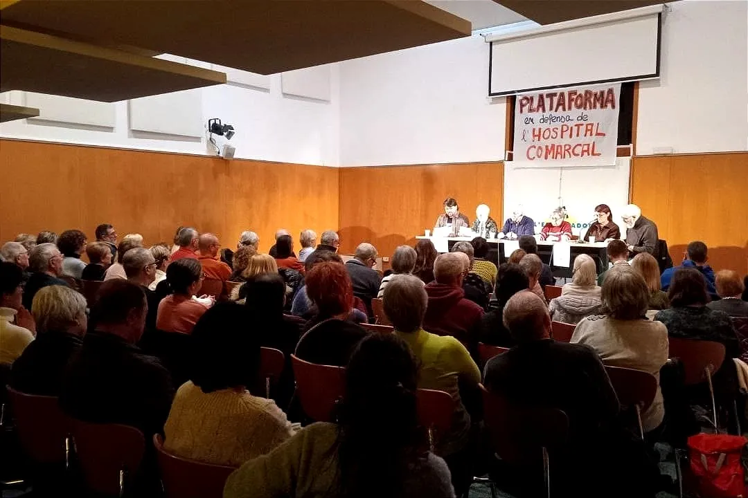 Ple a la presentació de la plataforma que vol aturar el desmantellament de l'hospital comarcal